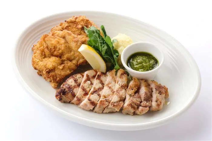日高四元豚ロースのグリルと鶏もも肉のフライドチキン盛り合せ